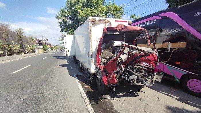 Truk Box Tabrak Bokong Truk Muatan Tebu di Jogonalan Klaten, 1 Orang Tewas