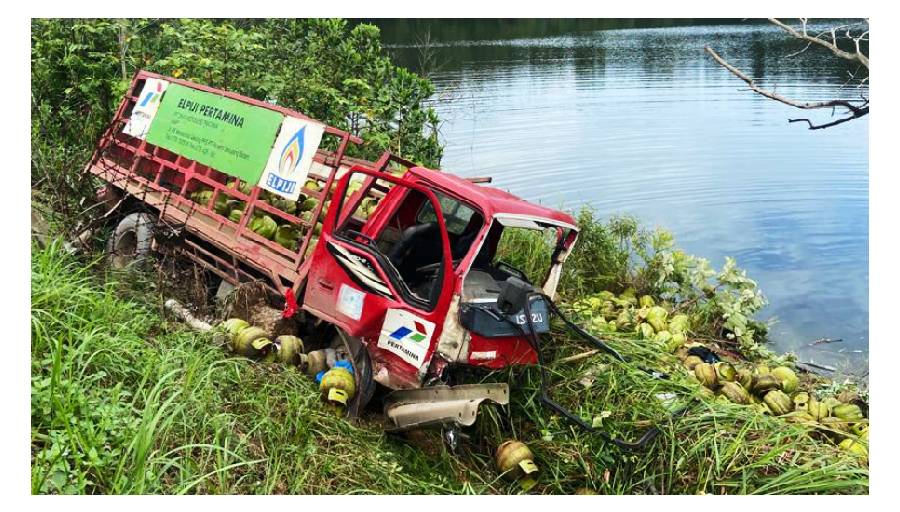 Truk Gas LPG Alami Kecelakaan di Bukit Daeng Batam hampir Masuk ke waduk
