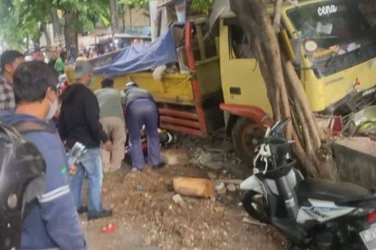 Truk Muatan Bahan Bangunan Hantam 7 Motor di Kebayoran Lama, Diduga Hilang Kendali