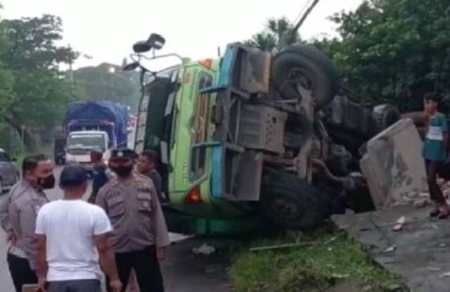 Kecelakaan di Mojokerto, Truk Muatan Pasir Mundur Hantam Motor Lalu Terperosok ke Sungai