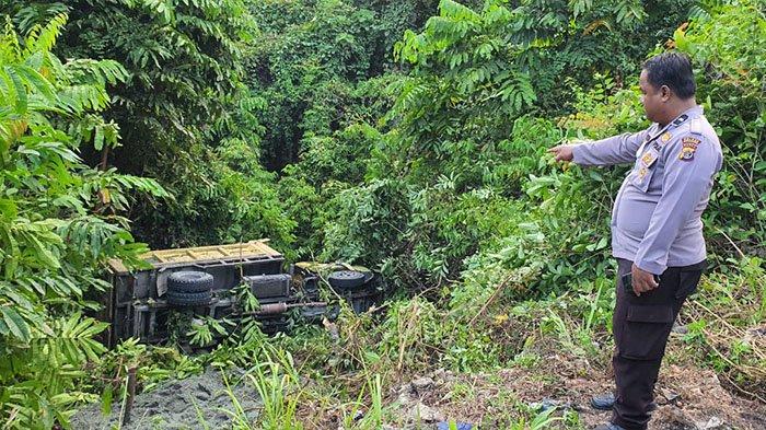 Truk Muatan Pasir Terperosok ke Jurang Tikungan Kembar Sabron, 2 Penumpang Tewas, 1 Luka