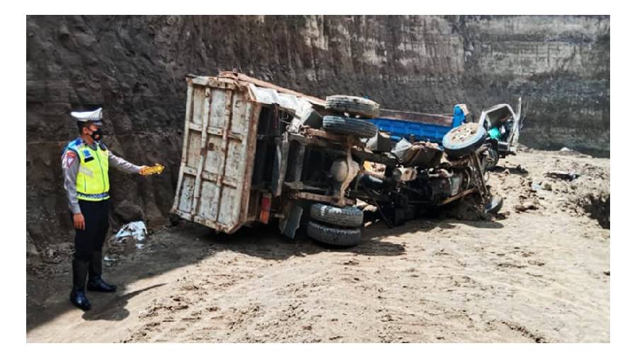 Truk Muatan Tanah Gak Kuat Nanjak Lalu Tabrak Truk Parkir hingga Masuk Jurang Sedalam 50 Meter di Demak, 1 Tewas