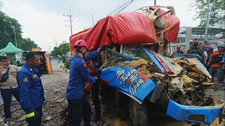 Truk Pasir Tabrak Pantat Truk Tronton hingga Ringsek di Sidoarjo, 1 Korban Tewas
