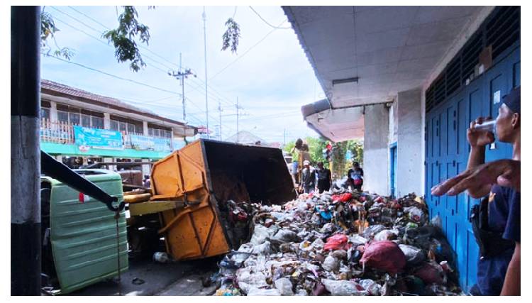 Truk Sampah di Banyuwangi Terguling Akibat Muatan yang Berlebih