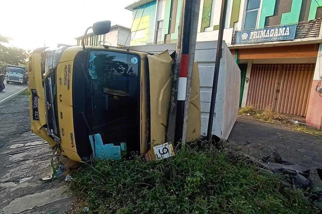 Kecelakaan di Malang, Truk Tabrak 3 Pemotor yang Berhenti di Lampu Merah Bypass Pandaan-Malang, 3 Orang Luka Berat