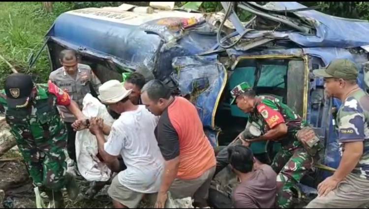 Truk Tangki Tabrak Pembatas Jalan Lalu Masuk Jurang di Bogor, Sopir dan Kernet Tewas