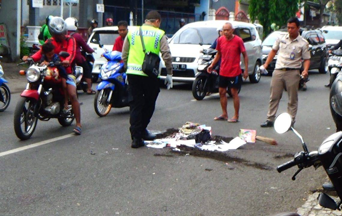 Truk Trailer Muatan Keramik Tabrak Pelajar MAN hingga Tewas di Probolinggo