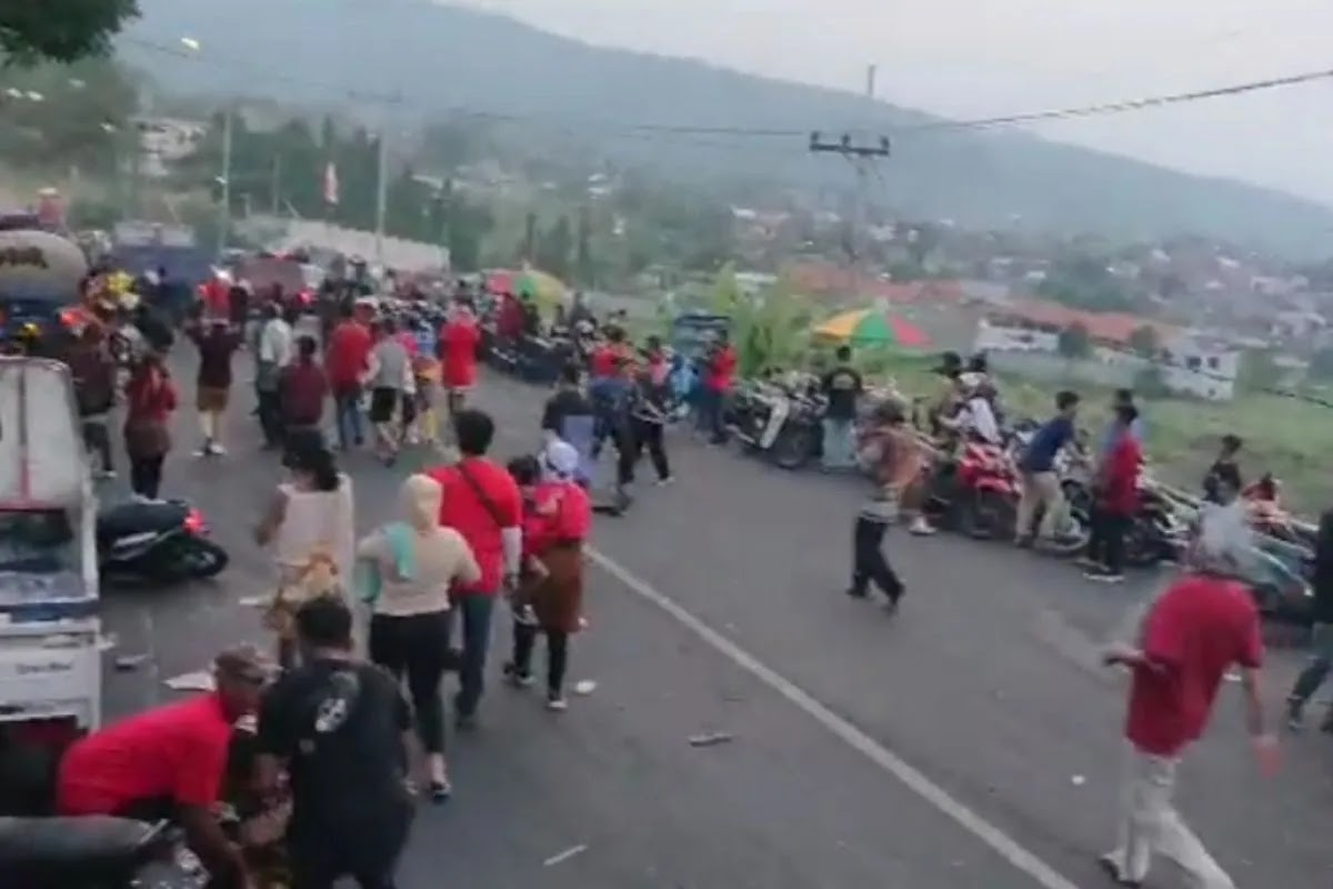 Truk tangki tabrak penonton karnaval, dua meninggal