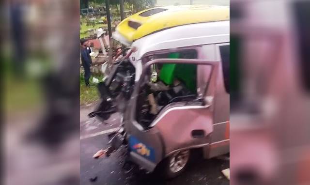 Adu Banteng Truk dan Minibus di Jalan Nasional III Karanganyar Kebumen, 1 Orang Tewas