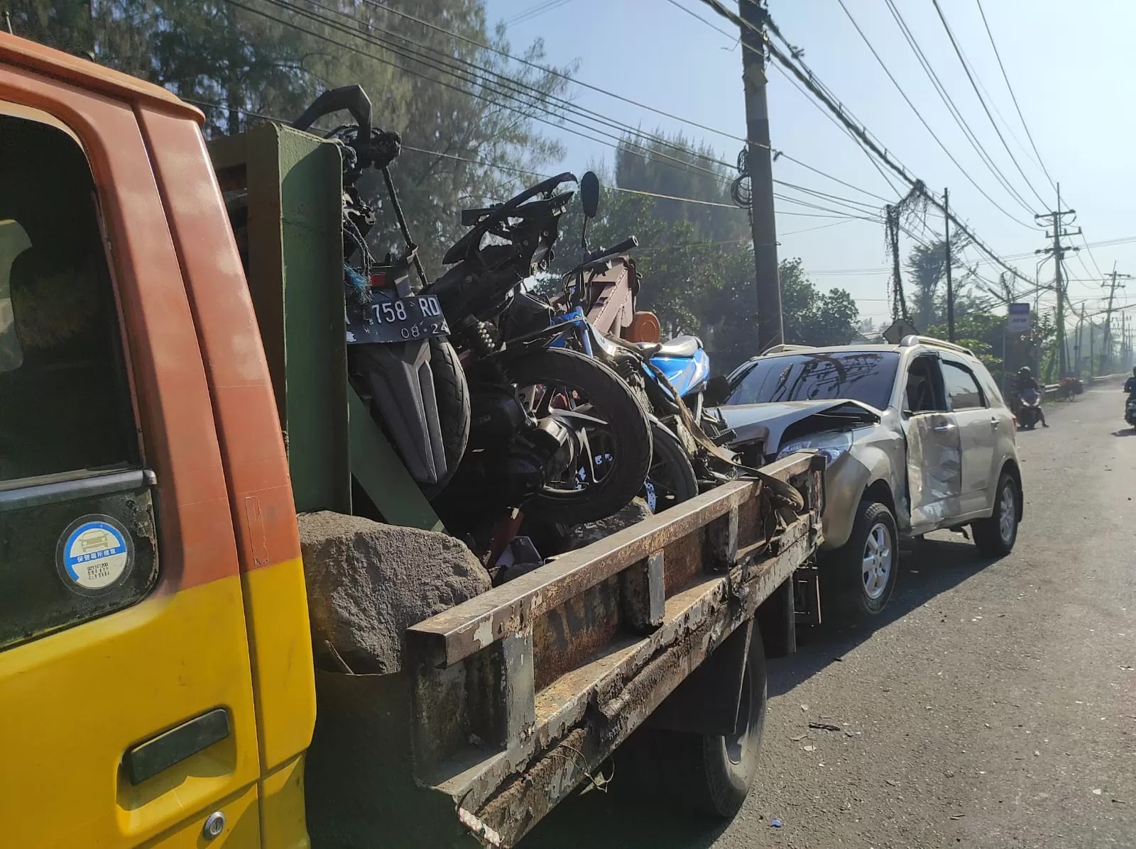 Ambil Jalur Terlalu ke Kanan, Mobil Terios Tabrak 4 Motor di Gresik hingga Ringsek, 1 Orang Tewas