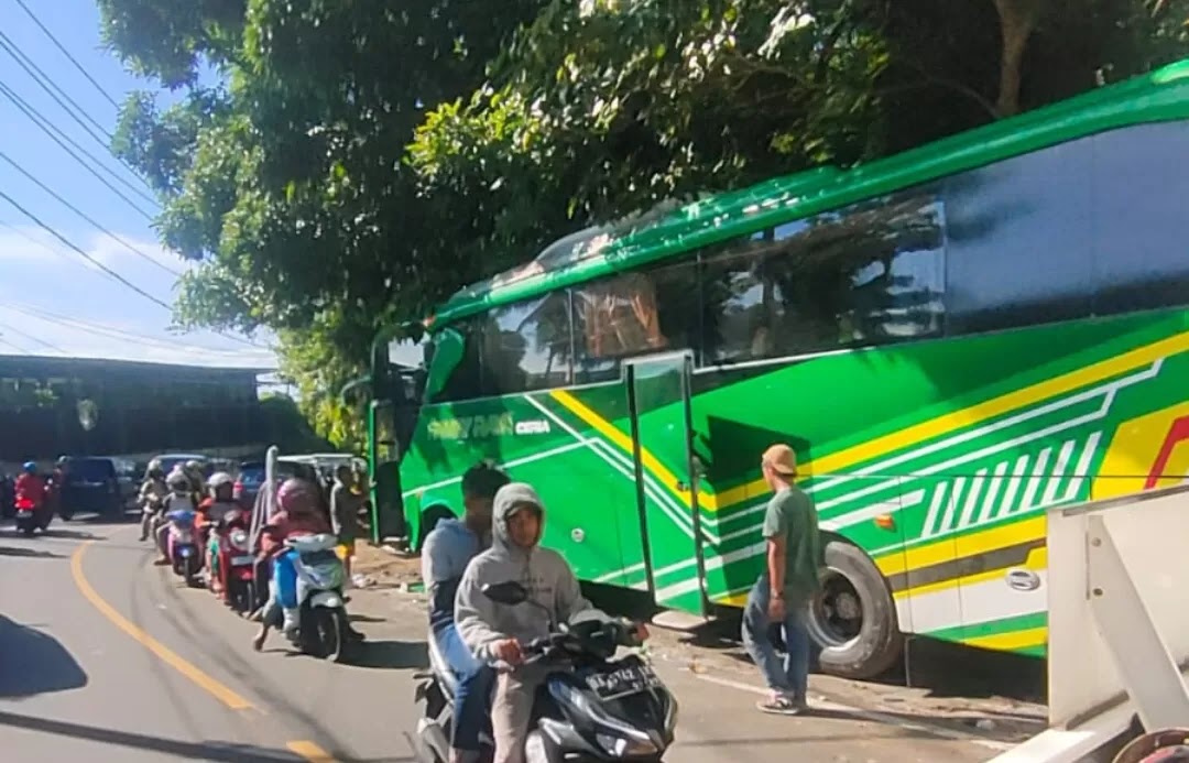 Bus Family Raya Tabrakan dengan Mobil Innova di Jalan Lintas Padang-Painan, 1 Orang Tewas