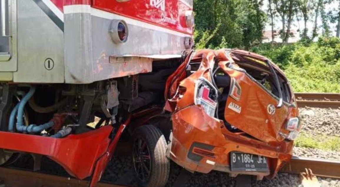 Detik-detik KRL Tabrak Mobil di Tigaraksa yang Sebabkan Dua Orang Tewas