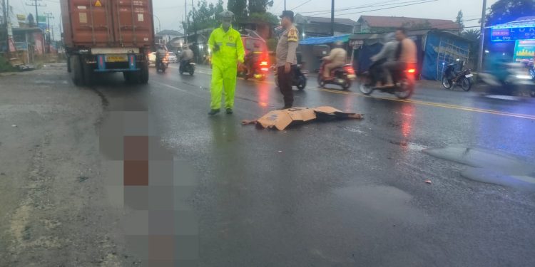 Hendak Nyebrang Jalan, Warga Kibin Tewas Ditabrak Truk