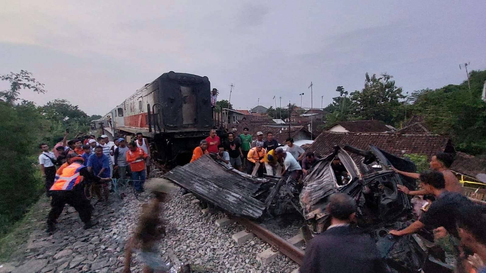 Pikap Muatan Kayu Dihantam KA Logawa di Pasuruan, Terseret 300 Meter hingga Terbakar, Diduga Terobos Perlintasan