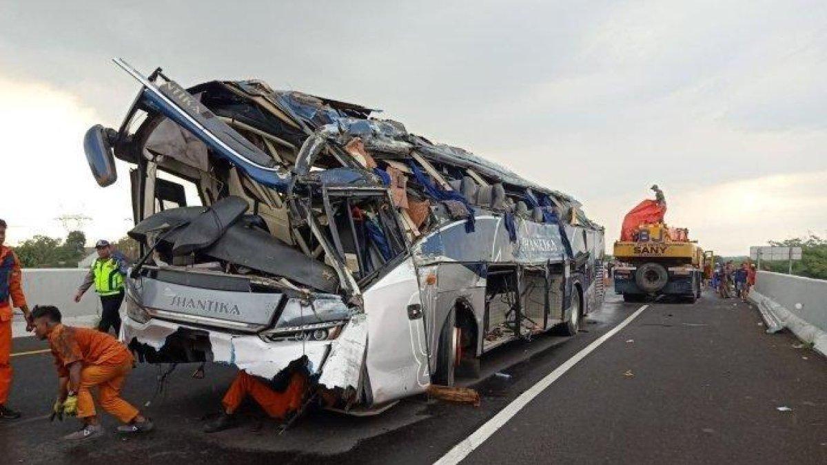 Kecelakaan Bus Shantika Terjun Bebas di Tol Pemalang, 2 Orang Tewas