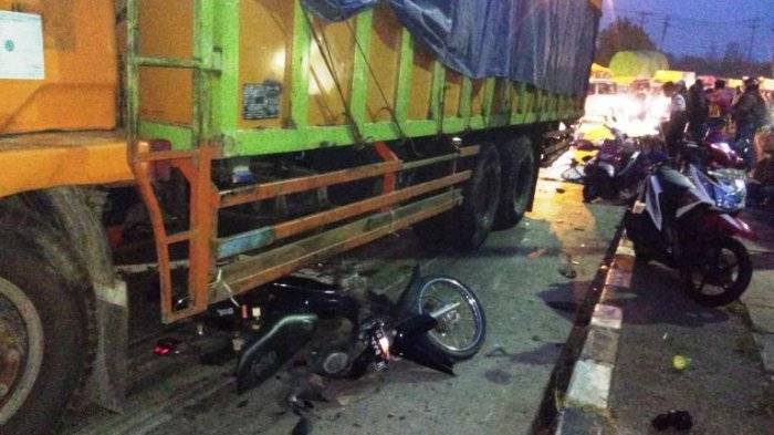 Akibat Gagal Nyalip di Bogor, Honda Vario Dihantam Truk dari Depan, 1 Tewas 1 Luka Berat