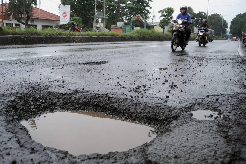 Hindari Jalan Berlubang, Pemotor di Blitar Tewas Terlempar dari Motor