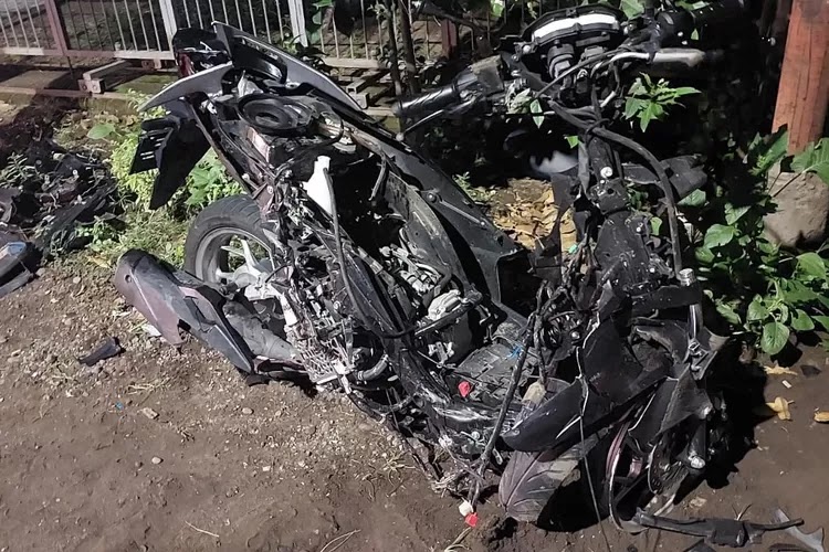 Melaju Kencang dan Dahului Mobil, Dua Pemotor Tewas di Jalan Raya Kediri-Prambon