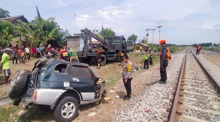 Mesin Mati di Perlintasan Tanpa Palang di Nganjuk, Mobil Dihantam Kereta Api Hingga Terbelah, 2 Tewas 3 Kritis