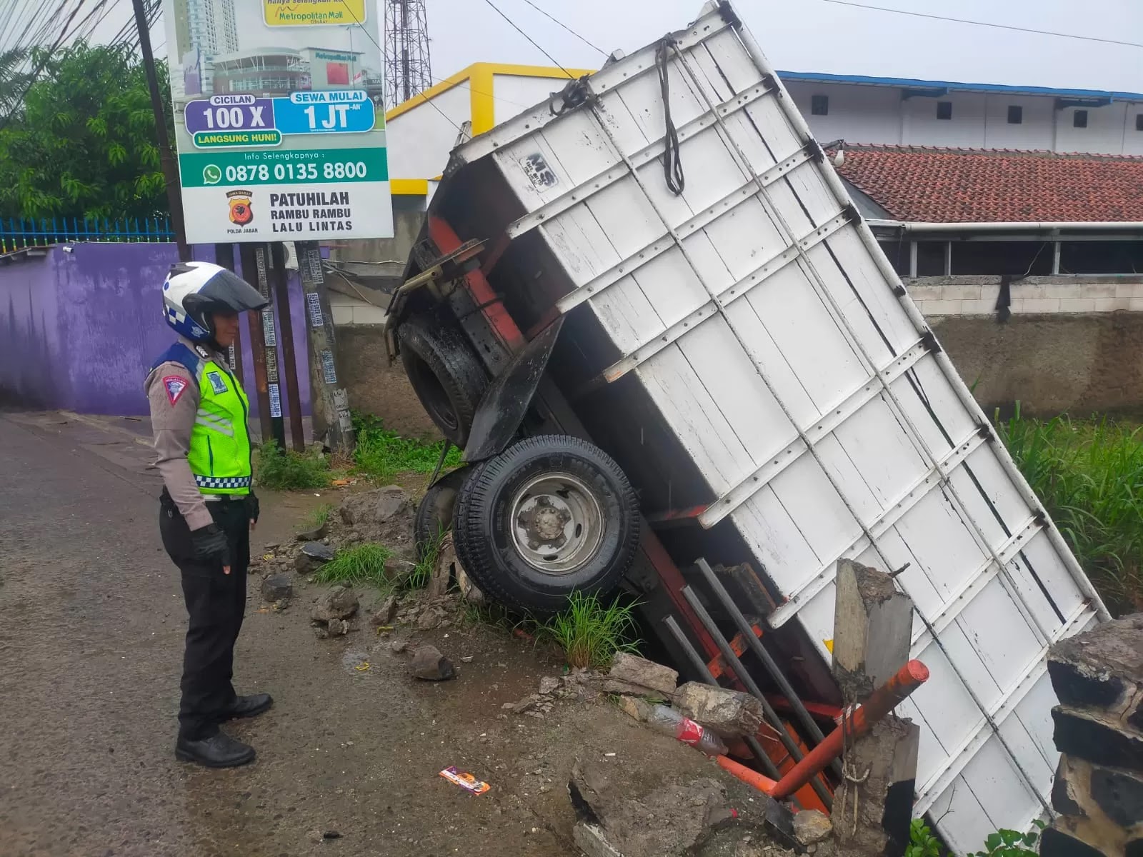 Pengemudi Ngantuk, Truk Tabrak Pembatas Jalan Lalu Tercebur Kali di Cileungsi