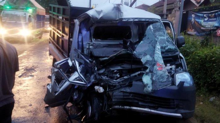 Pengemudi Pikap Tewas Usai Tabrakan dengan Truk di Jalinsum Lampung Utara