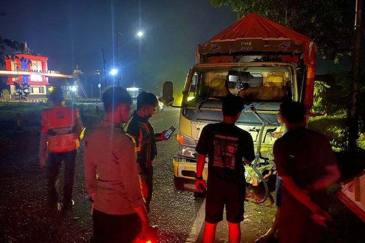 Saat Nyalip, Motor Ditabrak Truk dari Arah Depan, 2 Pengendara Tewas di Jalan Trans Kalimantan