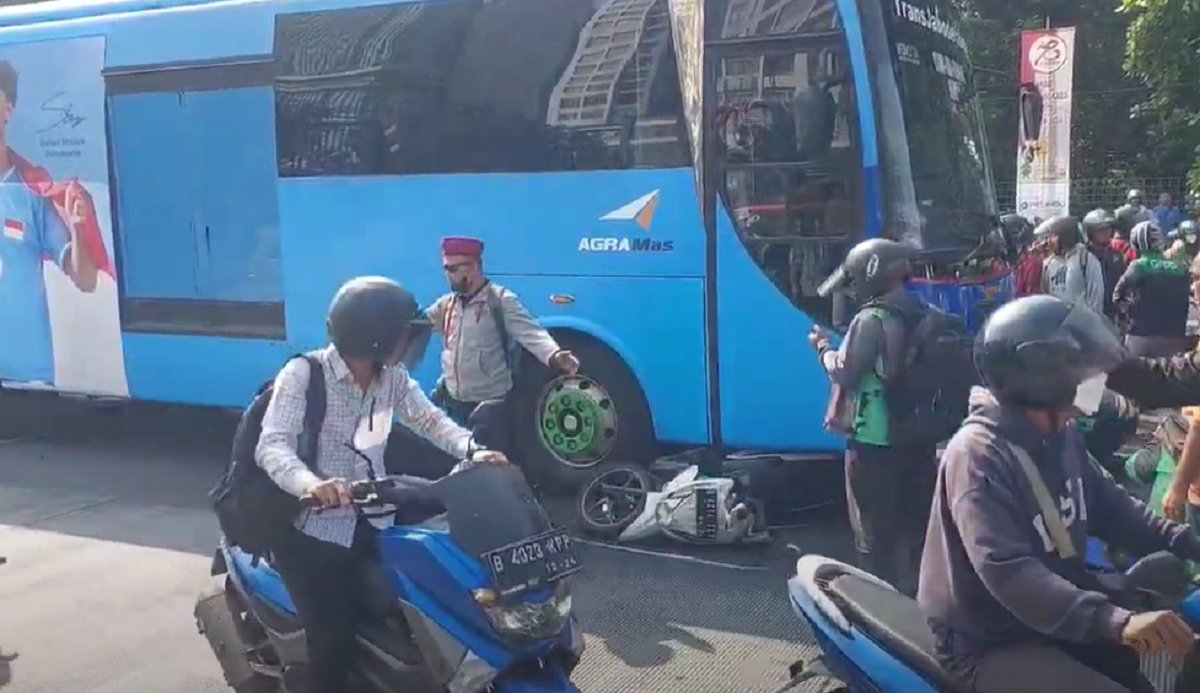 Terjatuh saat Menyalip, Seorang Karyawati Tewas Terlindas Bus di Cawang