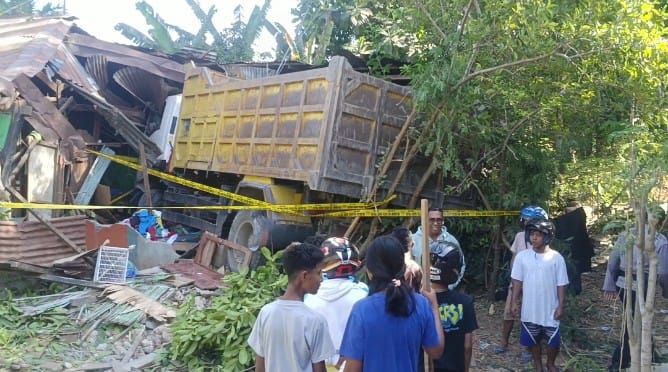 Tragis! Dump Truk Tabrak Rumah Warga, Satu orang Tewas Tertindih Bangunan