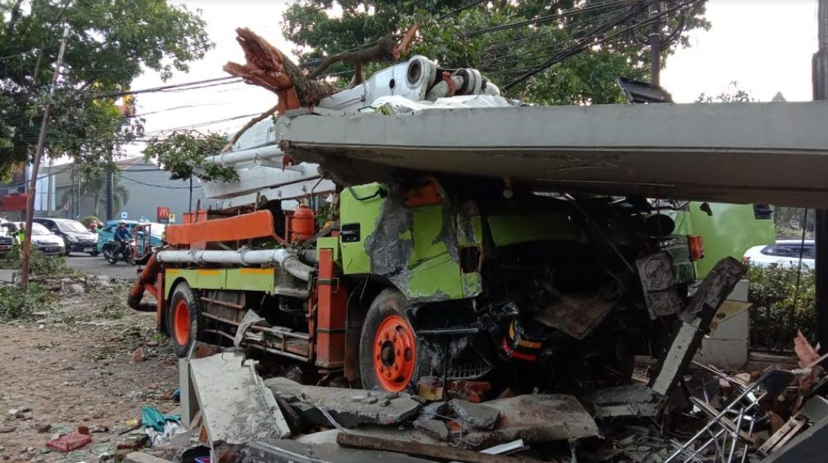 Tragis! Truk Tronton Hantam Restoran Hokben Bandung, 1 Orang Tewas dan 2 Kritis