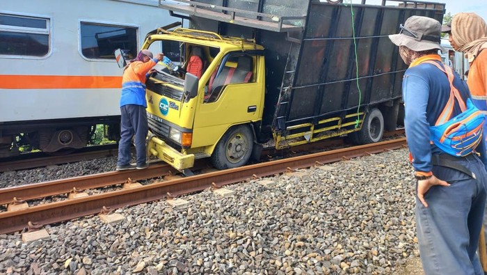 Truk Ditabrak KA Komuter di Perlintasan tanpa Palang di Pasuruan, Begini Kondisi Sopirnya