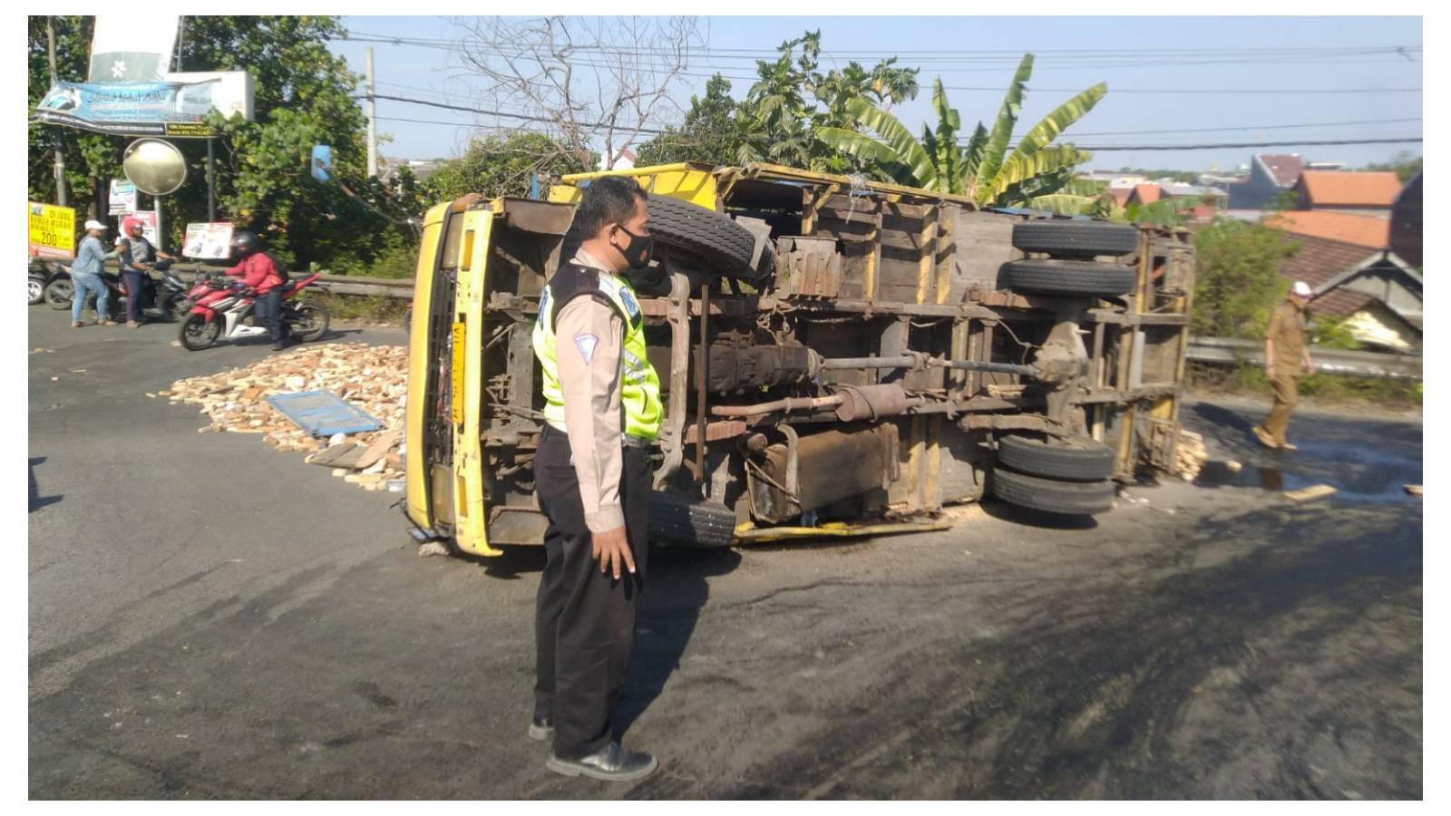 Truk Muatan Potongan Kayu Terguling di Sukodono Sidoarjo, Gara-gara Kehabisan Tenaga Saat Nanjak
