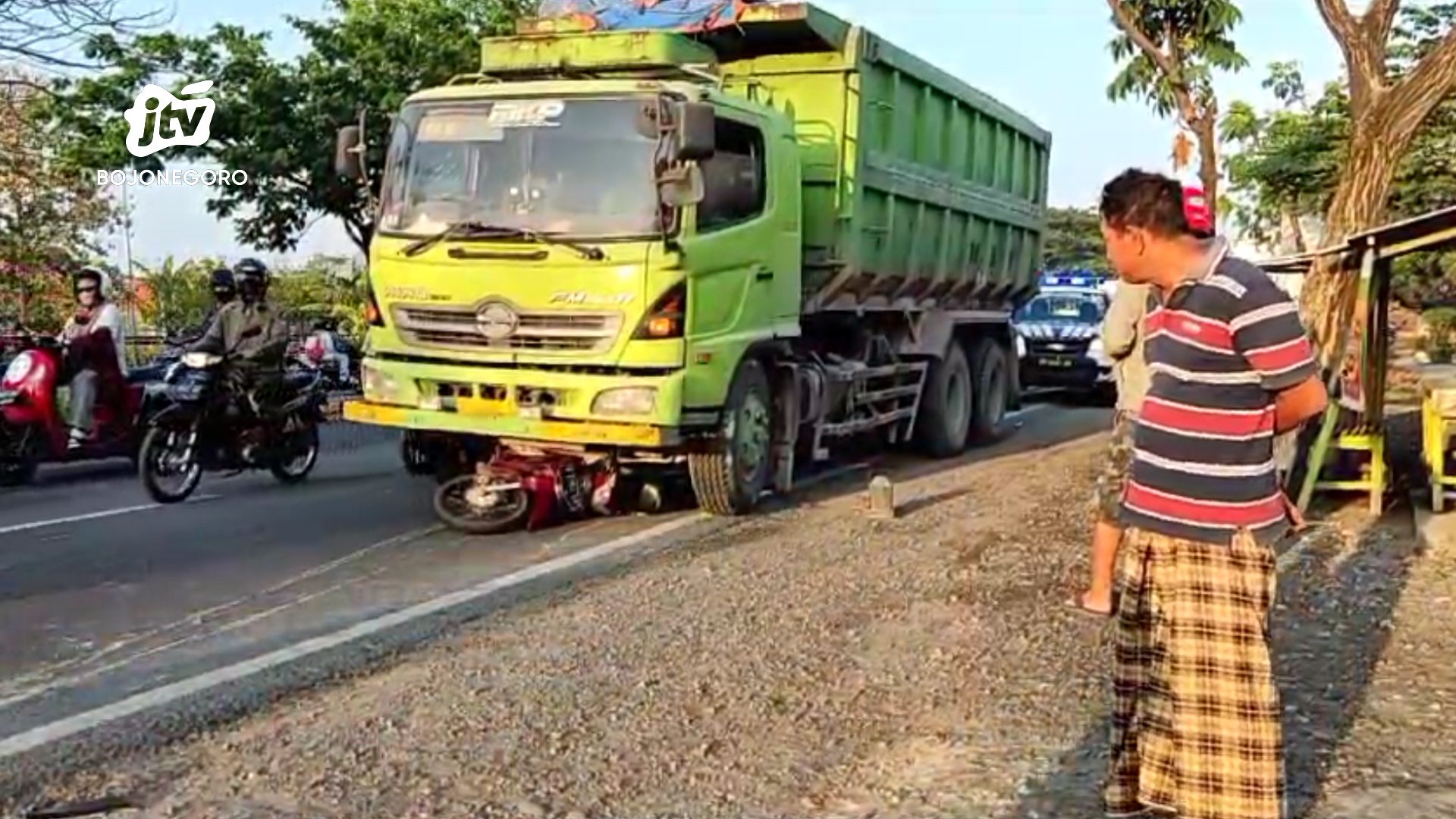 Ban Meletus, Dump Truk Tabrak Pemotor Hingga Tewas di Pantura Lamongan