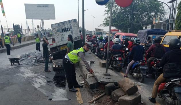 Kecelakaan Tunggal di Cikupa Tangerang, Sopir Gak Konsentrasi, Truk Muatan Hebel Terguling