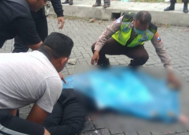 Kecelakaan di Jl Raya Berbek Industri Waru Sidoarjo, Tersenggol Truk Box, Pemotor Asal Mojokerto Tewas Terlindas Truk Kontainer
