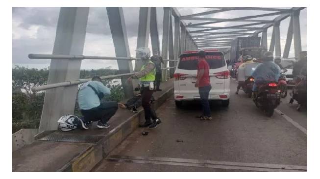 Pemotor Tewas Tergelincir Lalu Dihantam Motor dari arah berlawanan di Jembatan Kapuas 2 Kubu Raya