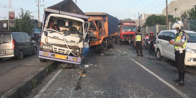 Tabrakan Beruntun di Tol Jagorawi, Melibatkan Tiga Truk, Satu Supir Luka Berat