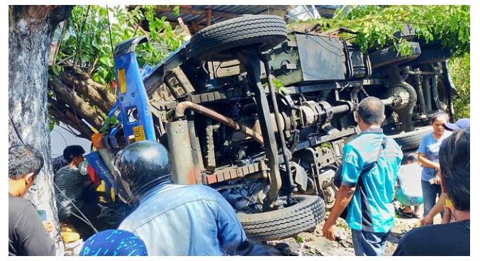 Kecelakaan Maut di Banyuwangi, Truk Tangki BBM Tabrak Motor & Rumah, Korban Tewas 4 Orang