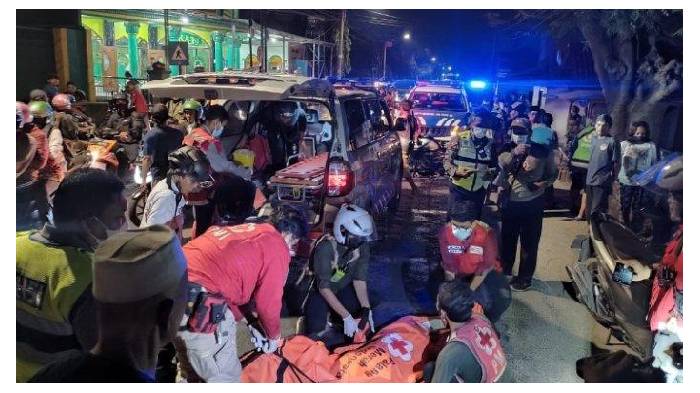 Tragis, Gagal Menyalip Lalu Terjatuh, Pemotor Tewas Terlindas Ban Truk di Surabaya