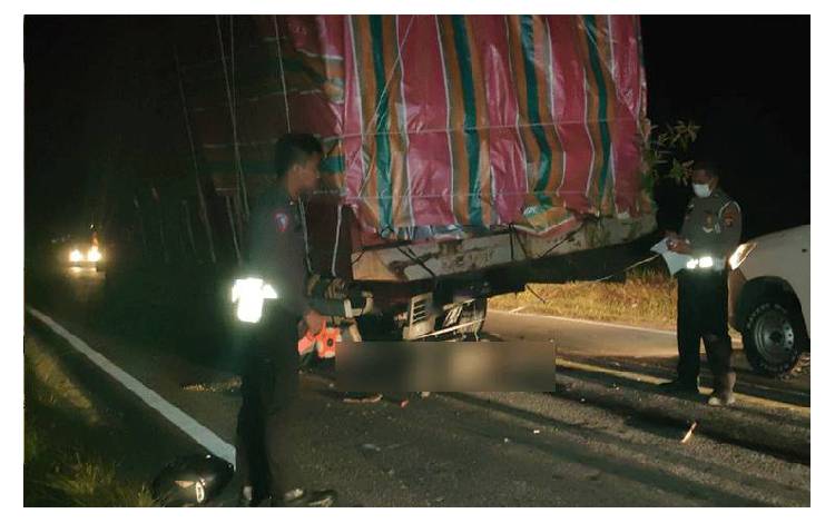 Kecelakaan di Kotawaringin Barat, Tabrak Truk Tronton sedang Parkir di Pangkalan Bun, Pemotor Tewas di Lokasi