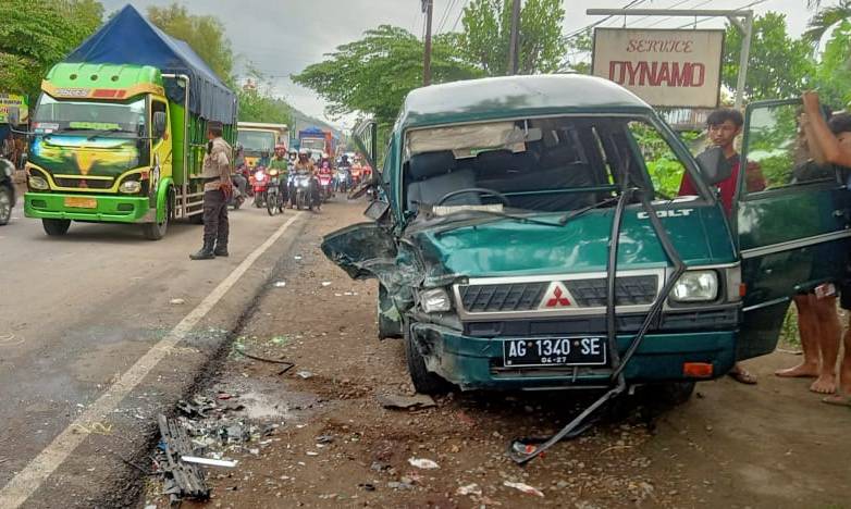 Pikap L300 vs Suzuki Ertiga Adu Banteng di Jalan Nasional Trenggalek, 8 Orang Luka-luka