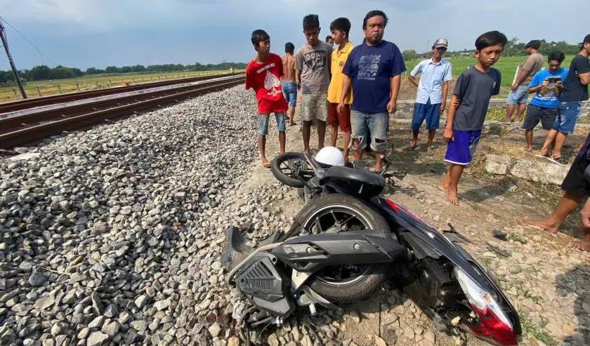 Kecelakaan Hari Ini, Penyeberangan Kereta tanpa Palang Memakan Korban, Ibu Rumah Tangga Tewas Ditabrak KA di Mojokerto