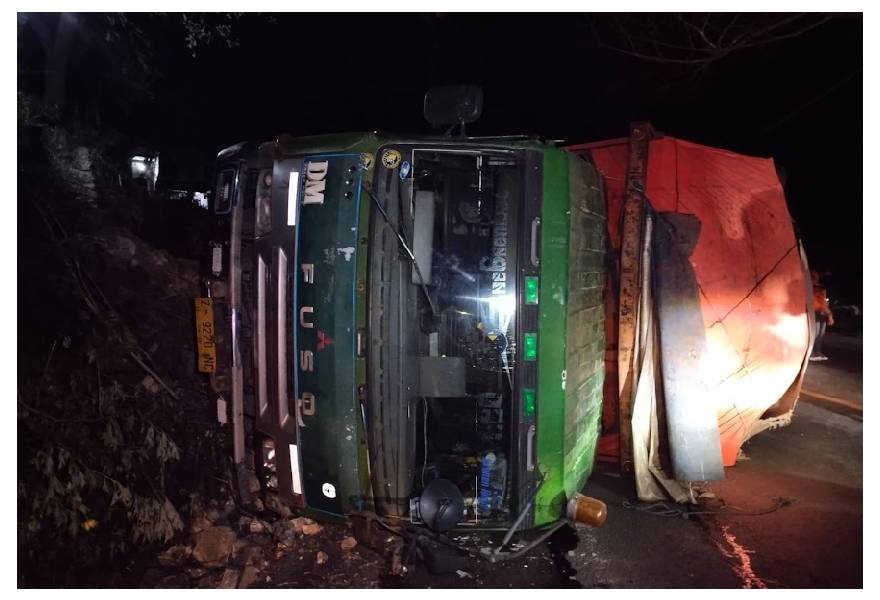 Rem Bermasalah & Hilang Kendali, Truk Fuso Terguling di Limbangan Garut