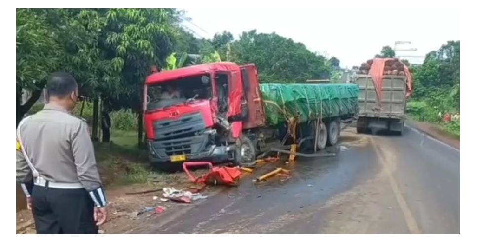 Gagal Nanjak, Truk Tangki CPO Mundur Lalu Tabrak Tronton di Jalintim Palembang-Betung Banyuasin