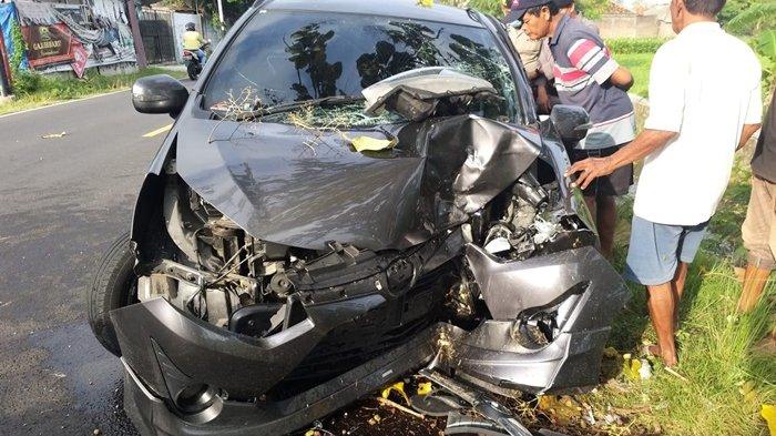 Toyota Agya Ringsek Setelah Menabrak Pohon Jati di Jalan Parangtritis Bantul