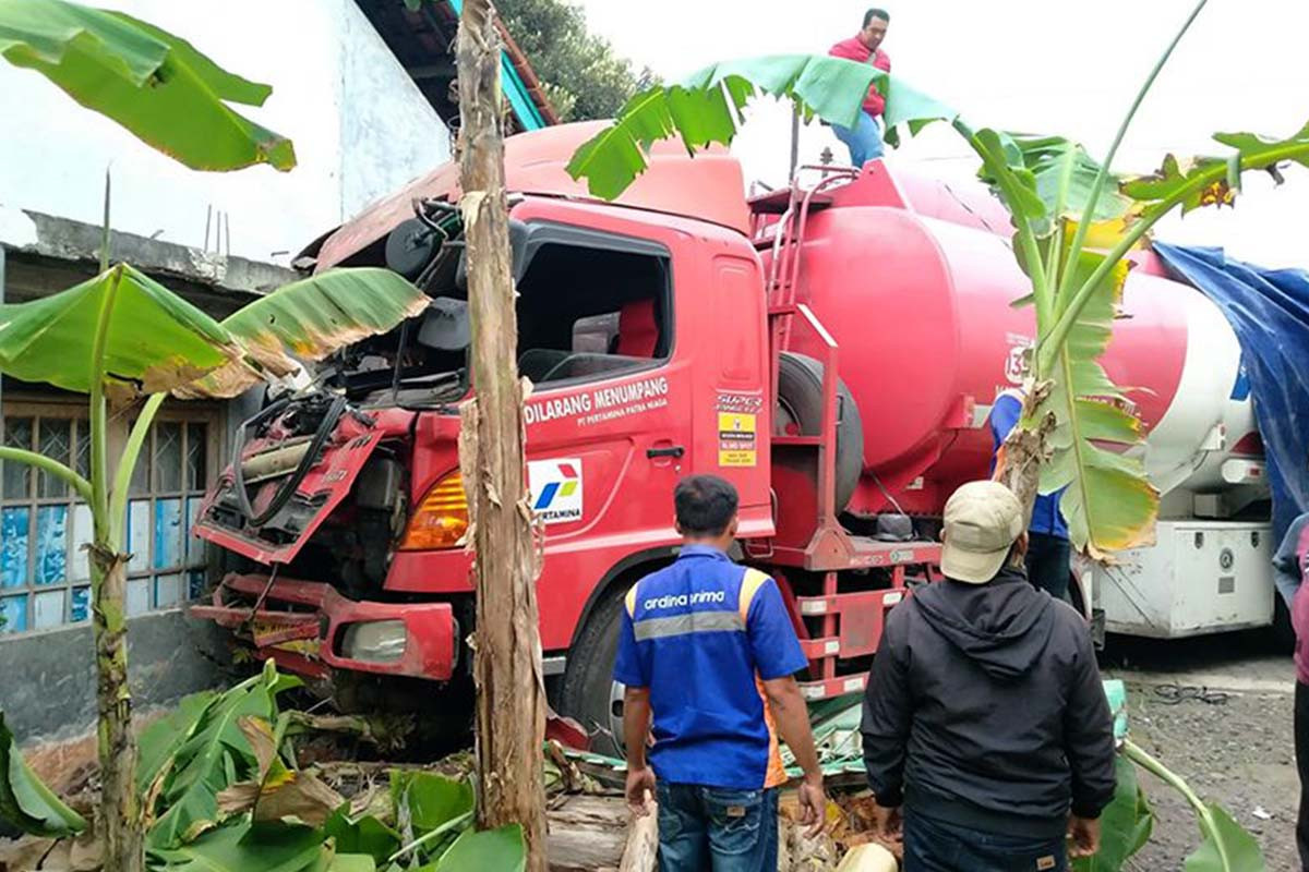 Kecelakaan di Cilacap, Truk BBM Pertamina Tabrak Truk sedang berhenti, Lalu Tabrak Rumah Warga