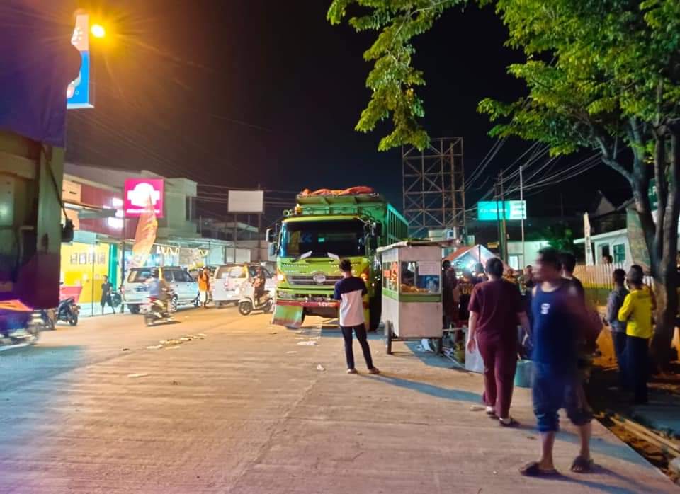 Kecelakaan Beruntun di Kroya, Dump Truk Tabrak Gerobak Kaki Lima dan Minibus