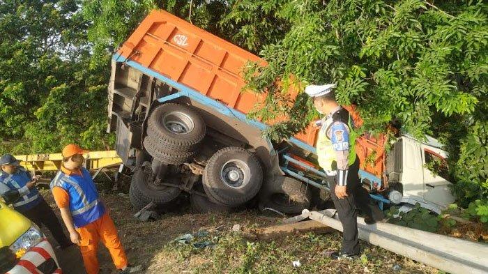 Kecelakaan di Tol Satelit Surabaya, Truk Tronton Tabrak Truk Trailer hingga Masuk Parit, Diduga Sopir Ngantuk