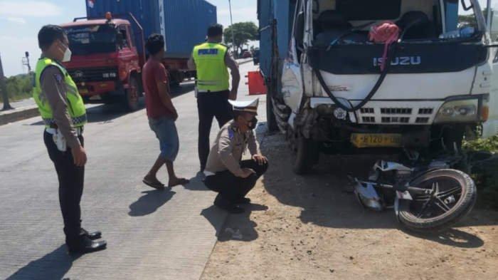 Kecelakaan Maut, Naas Suami Lihat Istri Lagi Hamil 9 Bulan dan Anak Tewas Ditabrak Truk, Sopir Ngantuk, TKP Gresik