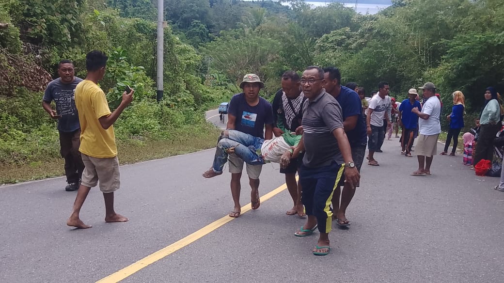 Kecelakaan di Kepulauan Sula, Gak Kuat Nanjak Mobil Hilux Mundur Lalu Tabrak Orang, 1 Tewas 1 Patah Kaki