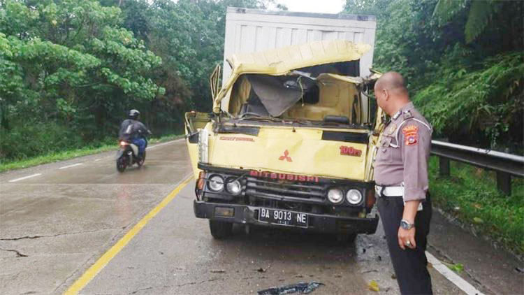 Mobil Box Hantam Dump Truk di Kawasan Sitinjau Lauik Padang, Diduga Akibat Rem Blong